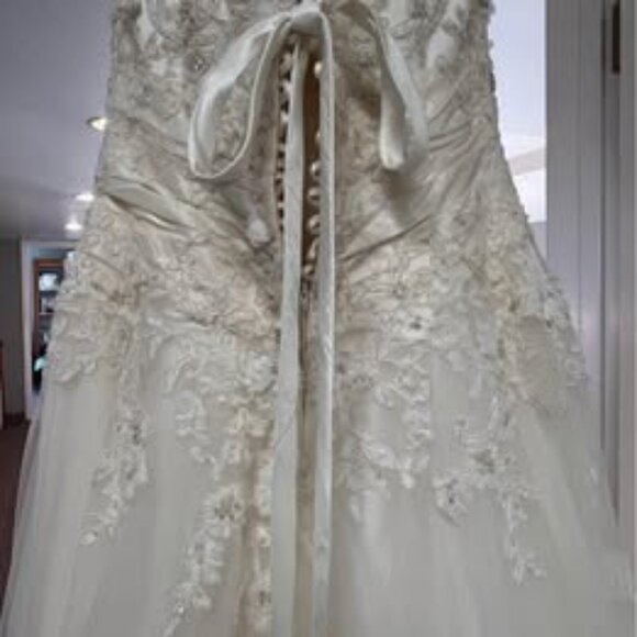 GORGEOUS CASABLANCA BRIDAL FLOORLENGTH WEDDING GOWN - Picture 5 of 6